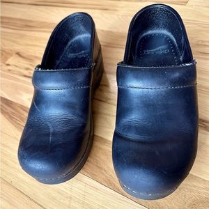 Dansko 37 nursing clogs